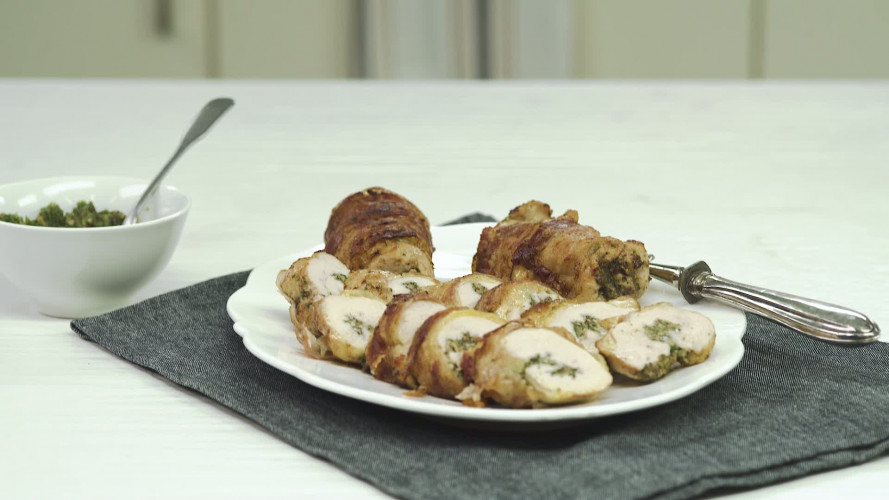 Gevulde parelhoen­filetrolletjes met peterseliepesto en pancetta Stap 8.mp4