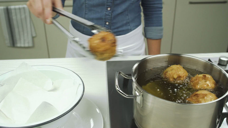 Oliebollen met appel rozijnen en krenten Stap 9.mp4