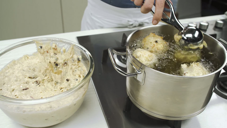 Oliebollen met appel rozijnen en krenten Stap 8.mp4