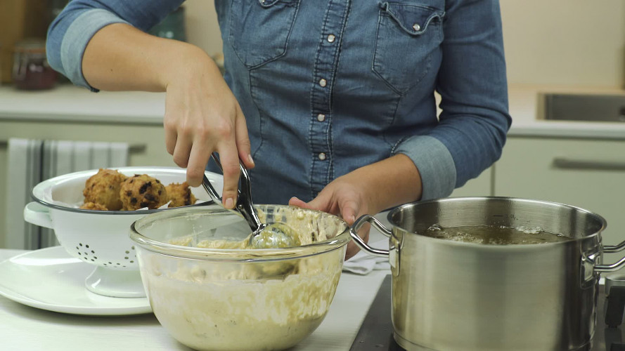 Oliebollen met appel rozijnen en krenten Stap 10.mp4