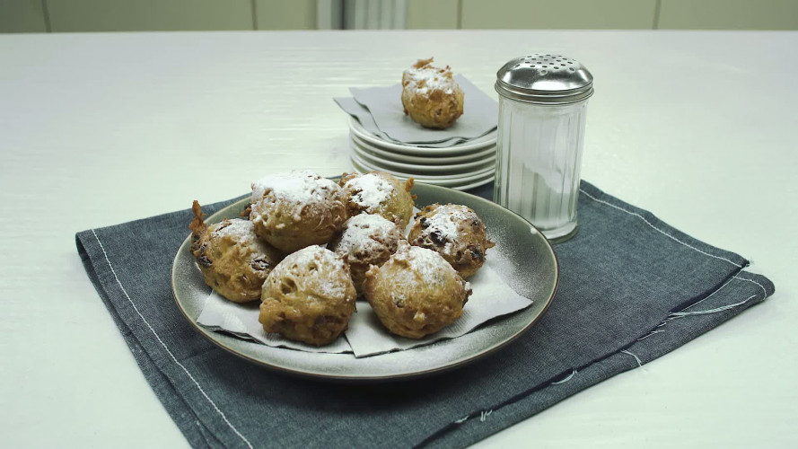 Oliebollen met appel rozijnen en krenten Stap 11.mp4