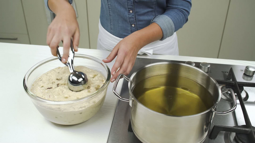 Oliebollen met appel rozijnen en krenten Stap 7.mp4