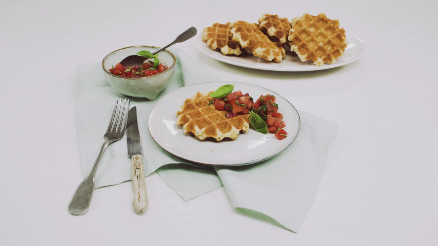 Hartige Wafels met Parmezaanse kaas en tomatensalsa