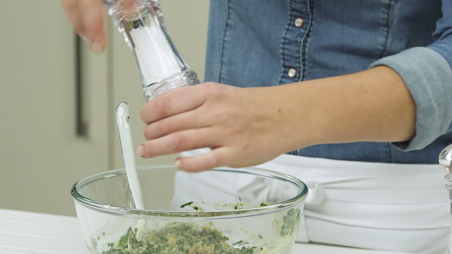 Broodje spinazieburger met spitskoolsalade Stap 6.mp4