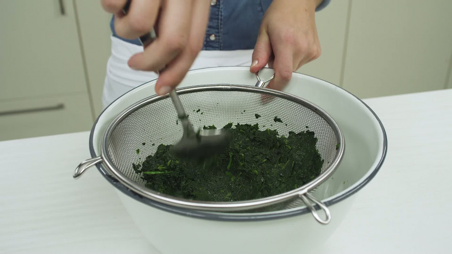 Broodje spinazieburger met spitskoolsalade Stap 4.mp4