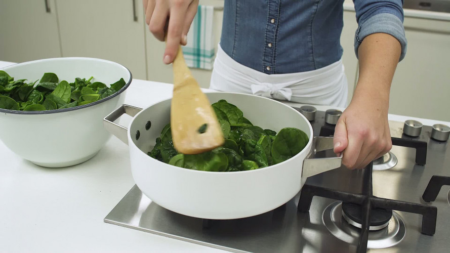 Broodje spinazieburger met spitskoolsalade Stap 2.mp4