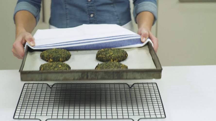 Broodje spinazieburger met spitskoolsalade Stap 10.mp4