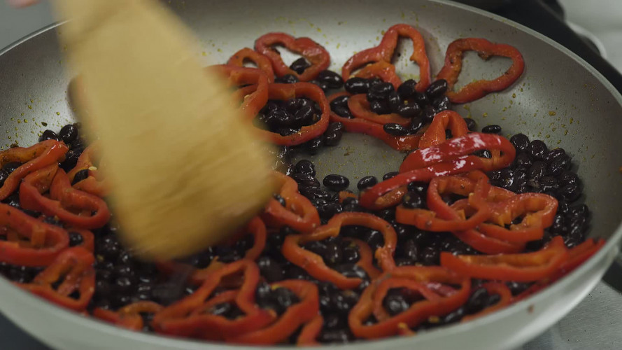 Tacos met pittige biefreepjes en bonen Stap 7.mp4