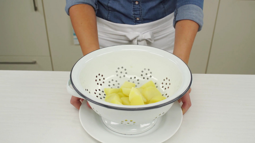 Zelfgemaakte zalmburger met bietensalade Stap 3.mp4