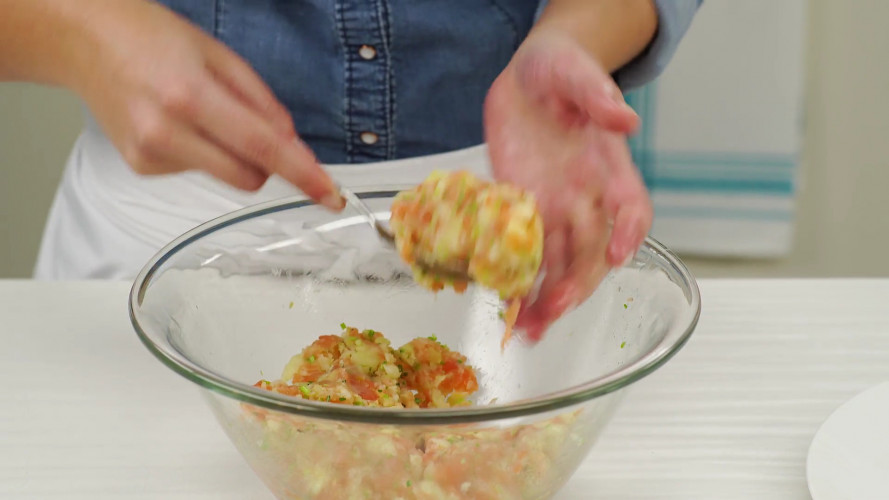 Zelfgemaakte zalmburger met bietensalade Stap 6.mp4