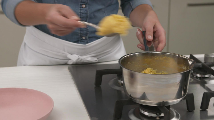 Parmezaanpolenta met pulled chicken Stap 8.mp4
