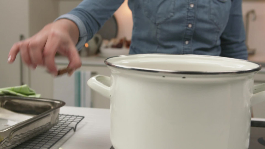 Vietnamese bouillon voor Pho Stap 5.mp4