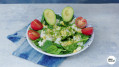 Eenpersoonslunch van spinazie, ei, huttenkase en avocado