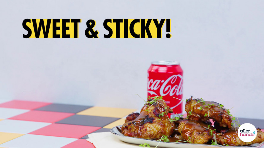 Sticky kip en cola van een wegwerpbarbecue