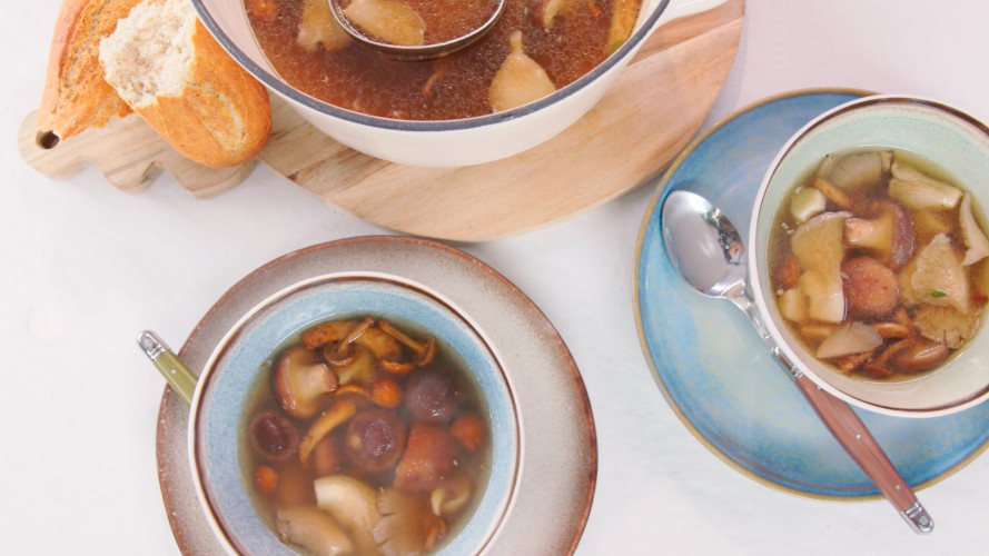 Rozemarijnbouillon met paddenstoelen