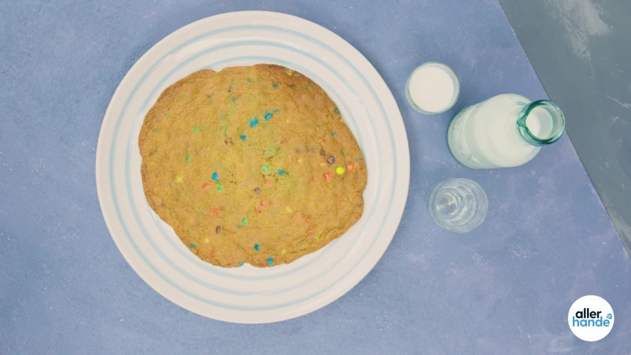 Reu­zen-cho­co­la­te-chipcookie met M&M’s