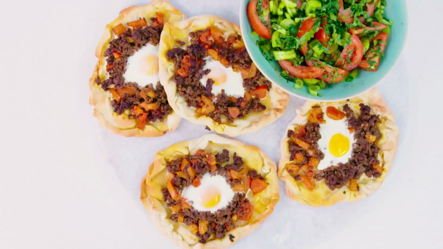 Gehakttaartje met ei en spicy tomatensalade