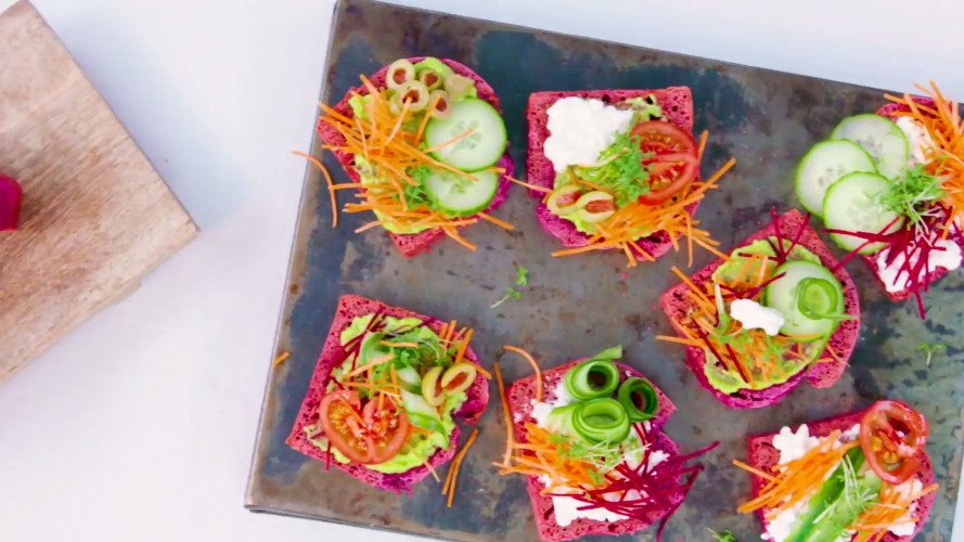 Rainbow sandwiches met zelfgemaakt bietenbrood