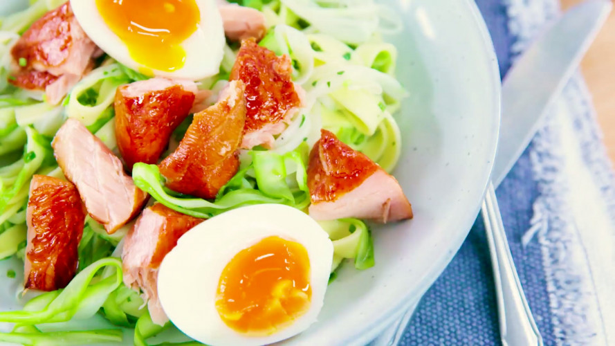 Aspergetagliatelle met warmgerookte zalm en ei