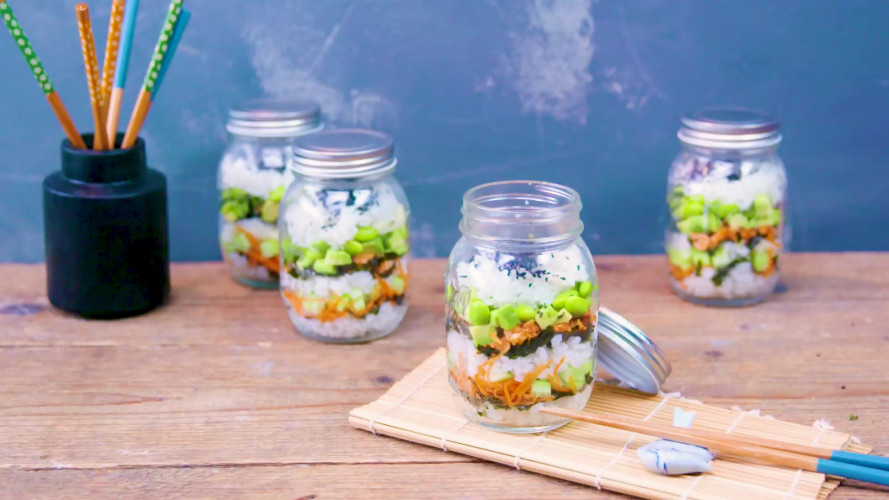 Spicy sushisalade in a jar