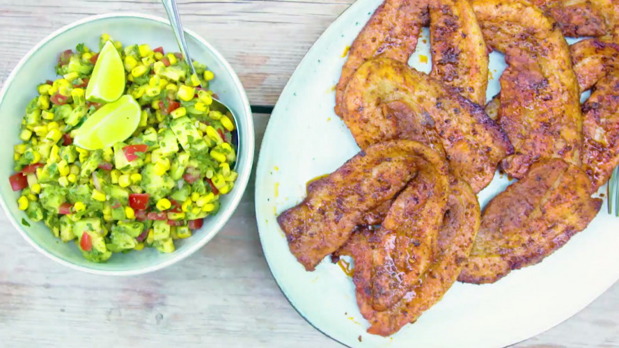 Krokante cajun-speklapjes met mais-avocadosalsa