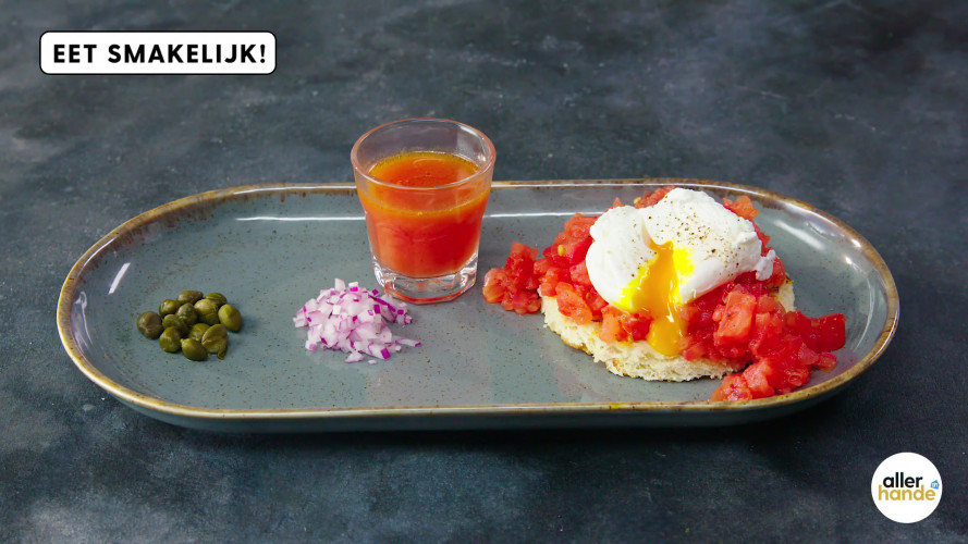 Tomatentartaar op toast met 'n gepocheerd eitje