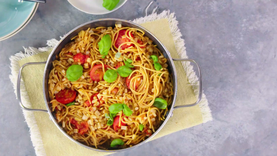 Gele-linzenspaghetti met knolselderij en tomaat