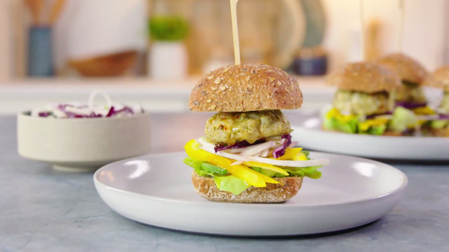 Kabeljauwburger op een volkorenbol met coleslaw