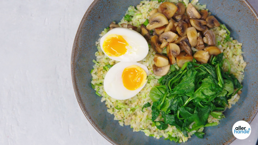 Buddha bowl met bulgur, broccolirijst en champignons