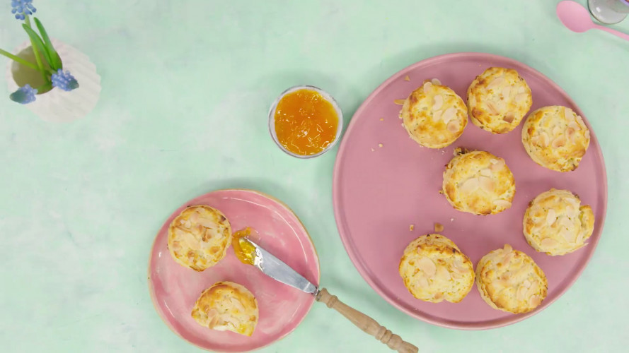 Scones met abrikozen en amandel