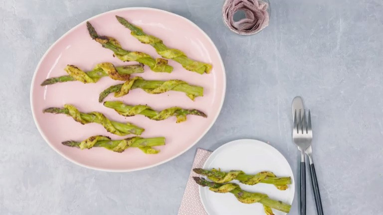 Groene asperges met bladerdeeg