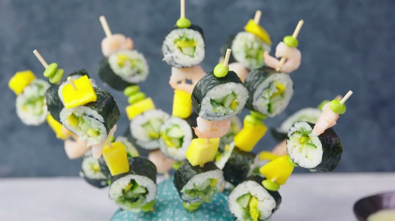 Sushi met garnalen op een stokje