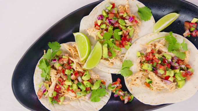 Minitortilla’s met pulled chicken en avocadosalsa - Video - Allerhande ...