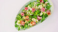 Salade van geschaafde rauwe asperges met veldsla en rauwe ham