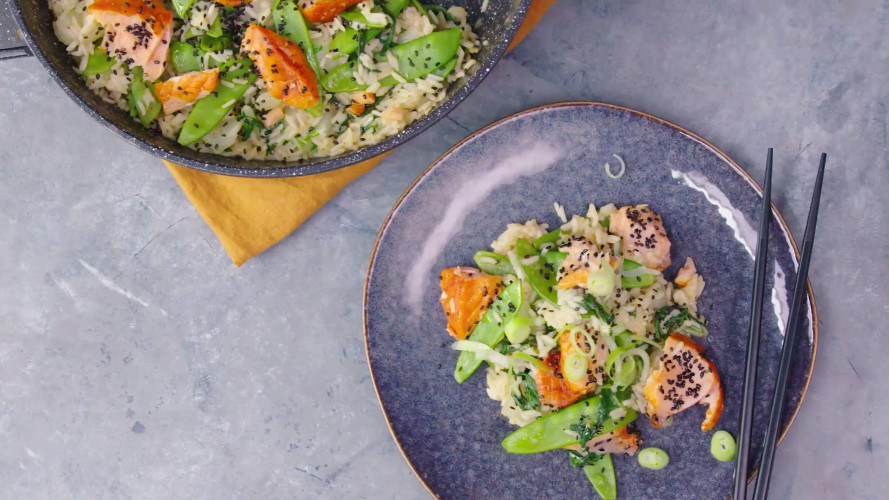 Eenpansgerecht met rijst, paksoi en zalm