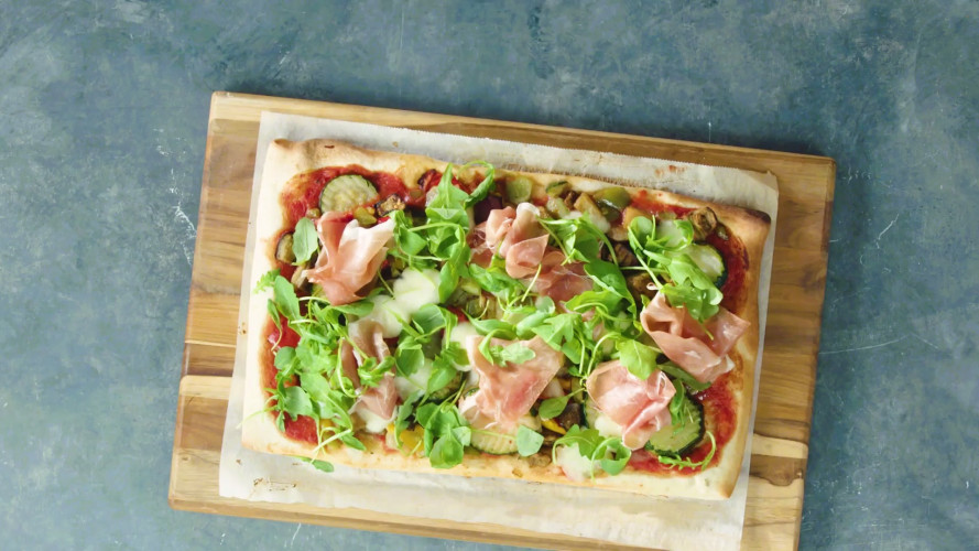 Plaatpizza met gegrilde groenten en prosciutto