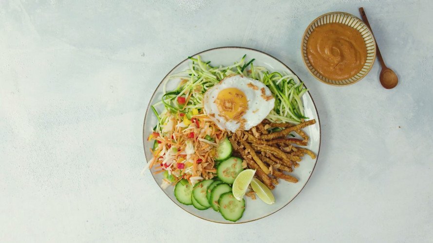 Gadogado van courgettespaghetti, krokante tempeh & een eitje