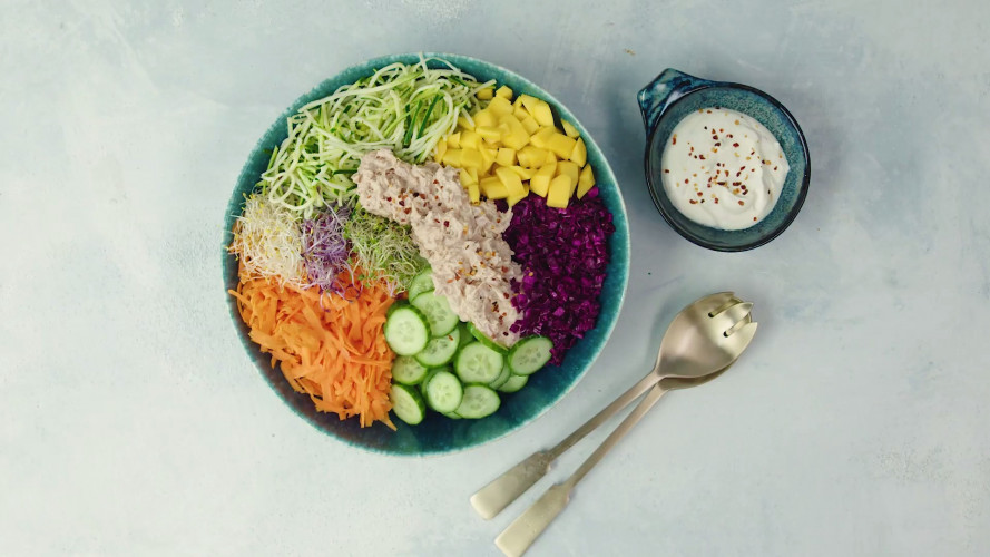 Rijkgevulde groentebowl met tonijn & pittige dressing