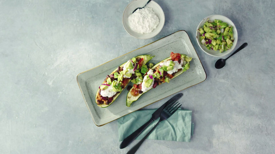 Mexicaans gevulde courgette met avocadosalsa