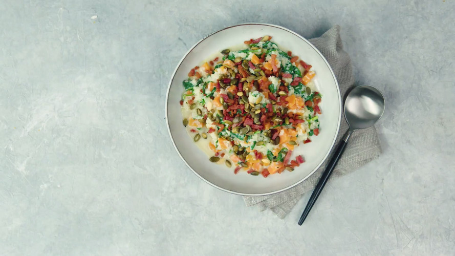 Risotto van bloemkool met spekjes, ricotta & pompoenpitjes