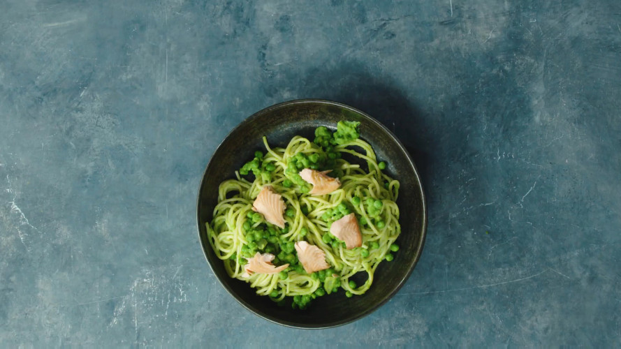 Romige spaghetti met doperwten en zalm