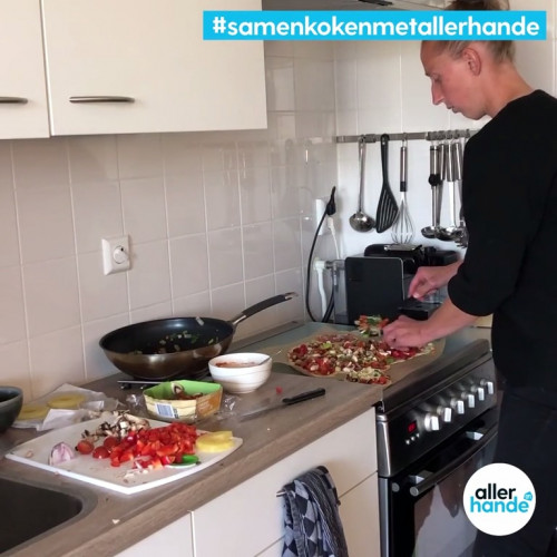 #samenkokenmetallerhande - pizza hawaii met Sari van Veenendaal