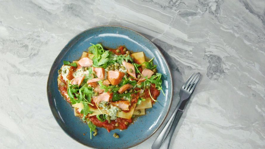 Open lasagne met rucola, pestosaus en warmgerookte zalm