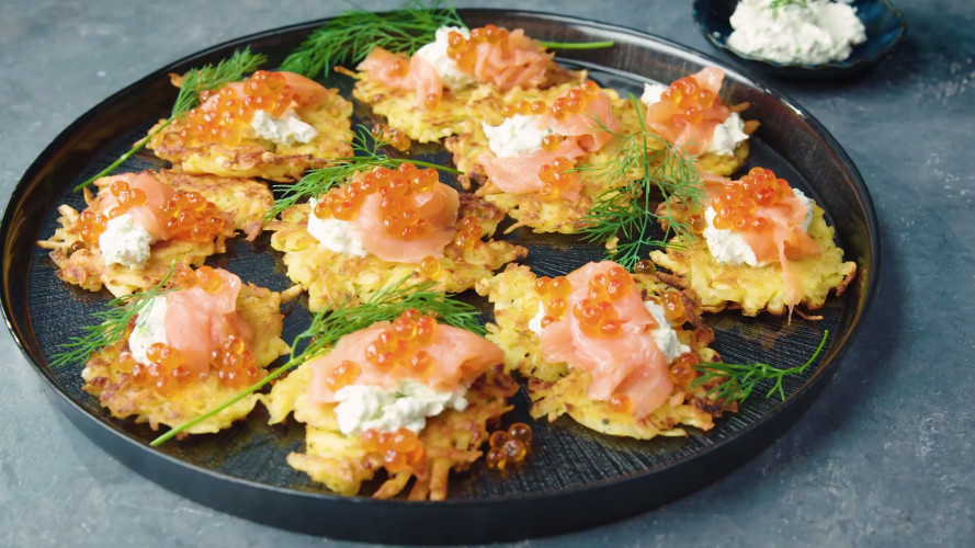 Latkes met kruiden-crème fraîche en gerookte zalm