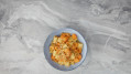 Pasta met pompoenblokjes en walnoten-knoflookkruim