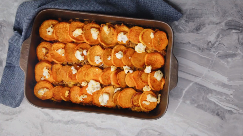 Ovenschotel met zoete aardappel, bonen, avocado en ricotta 