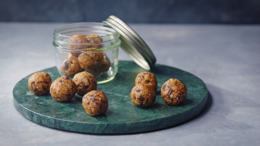 Bliss balls met pindakaas en chocolade