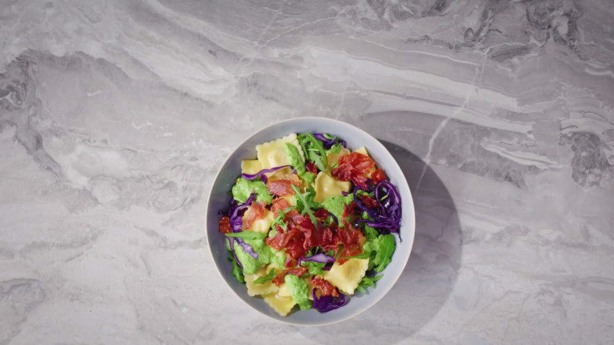 Ravioli met rodekool, rauwe ham en rucola