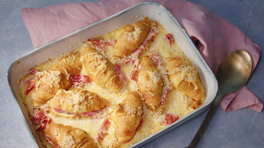 Ovenschotel met ham-kaascroissantjes