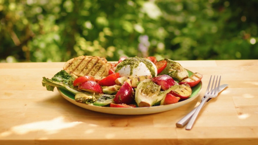 Salade met gegrilde nectarine en burrata